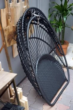 Merkloos Hangstoel Norway - Zwart Wicker & Touw Luxe Egg Hangstoel Met Dikke Antraciete Kussens Met Frame - Inklapbare Basket -Tuinmeubel Verkoop 800x1200 9